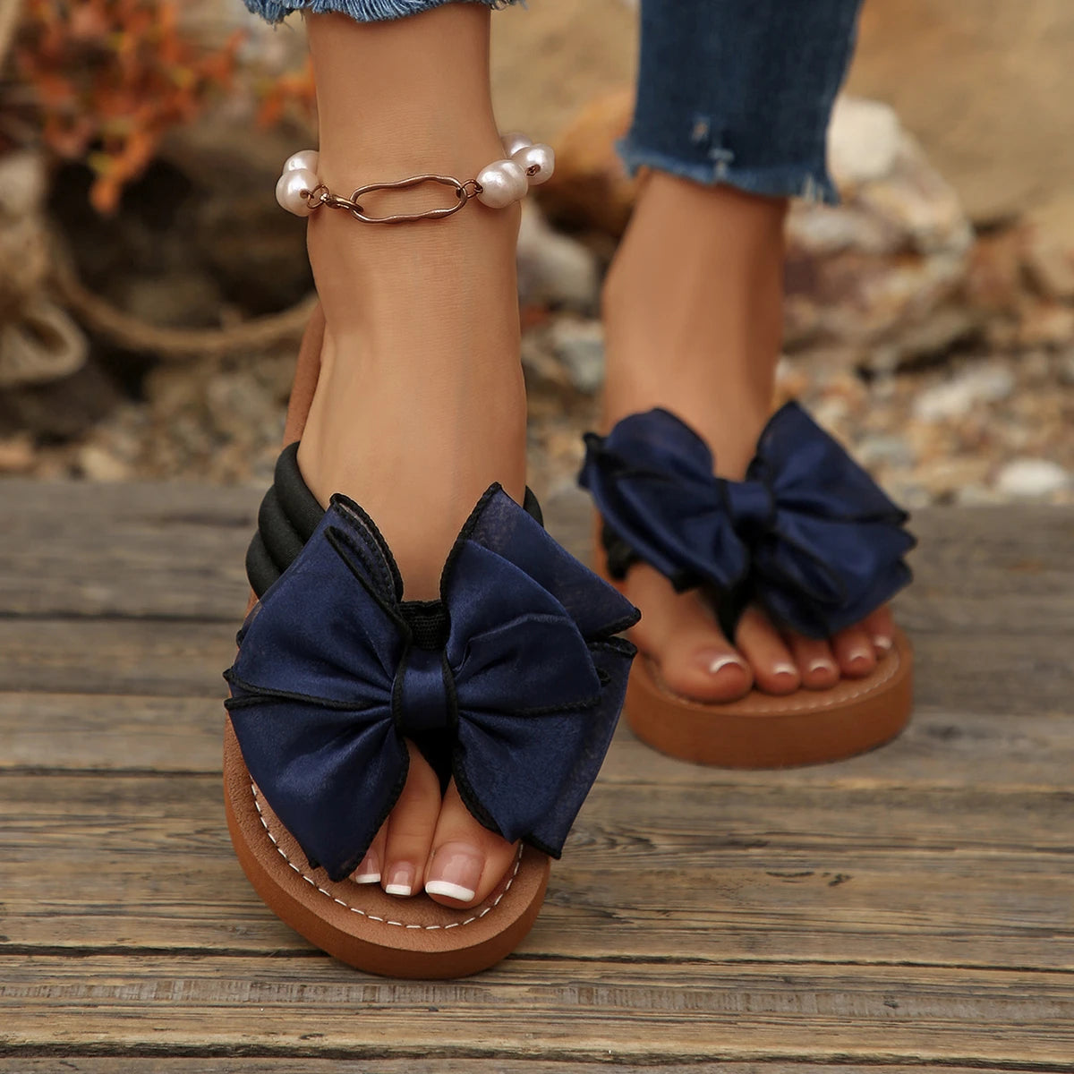 Chinelos Fiorella Bow – Charme, Leveza e Conforto para o Verão