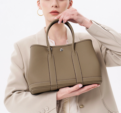 Brigitte – Bolsa Elegante em Couro Genuíno Estilo Togo