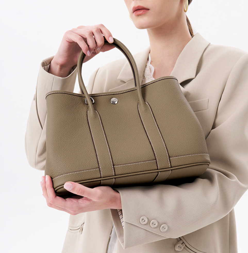 Brigitte – Bolsa Elegante em Couro Genuíno Estilo Togo