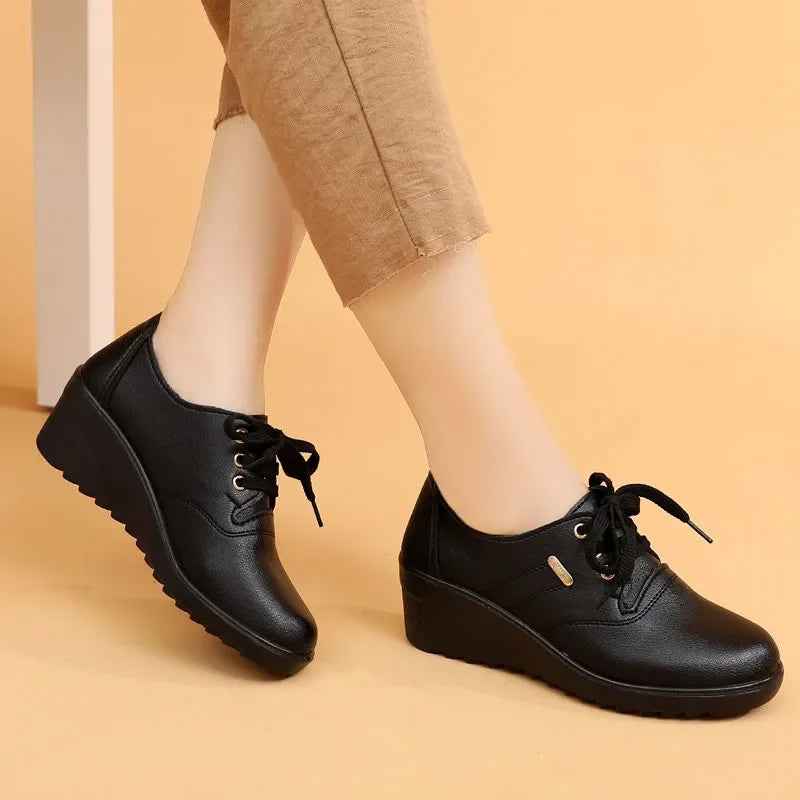 Tênis de Couro Feminino Plataforma Wedge Casual com Cadarço