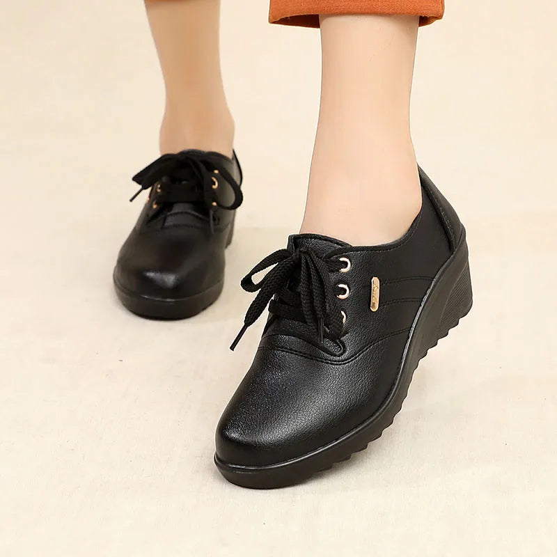 Tênis de Couro Feminino Plataforma Wedge Casual com Cadarço