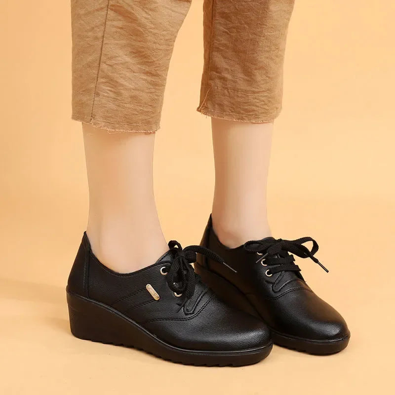 Tênis de Couro Feminino Plataforma Wedge Casual com Cadarço