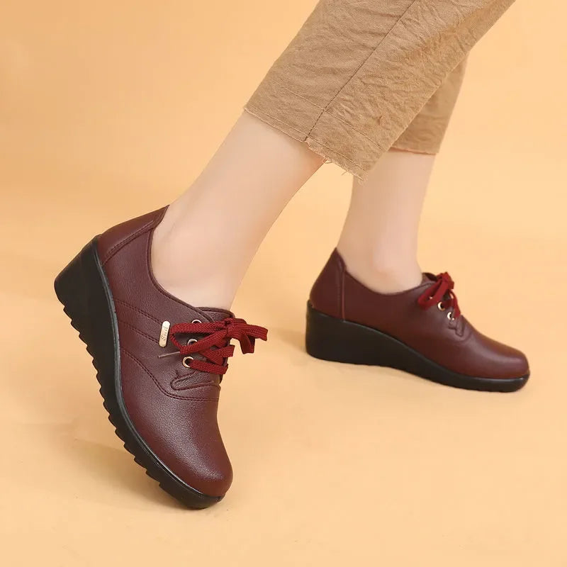 Tênis de Couro Feminino Plataforma Wedge Casual com Cadarço