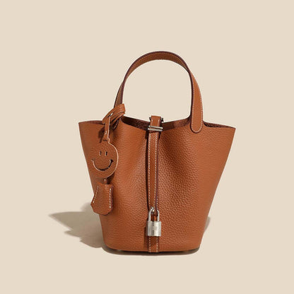 Camille Bucket – Bolsa Bucket em Couro Bovino Full-Grain