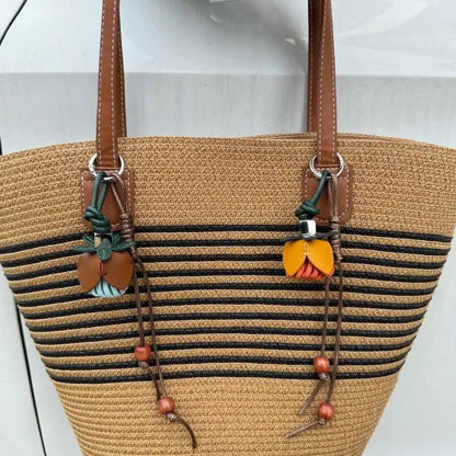 Breloque de sac à main avec pompon fleuri pour femme, porte-clés haut de gamme en cuir PU, pendentif en corde tressée avec pomme de pin et fleur.