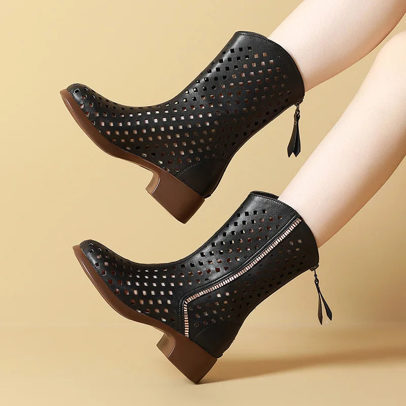 Bota Feminina Em Couro Genuíno Detalhes Vazados Cano Médio