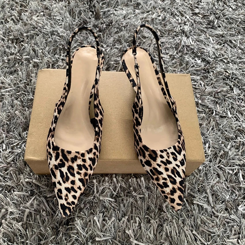Savannah Chic - Sapatos Slingback Leopardo Elegantes