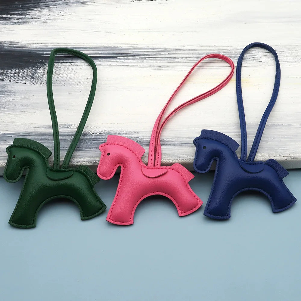 Lusitanna Pony Charm – Ícone Colorido Elegante