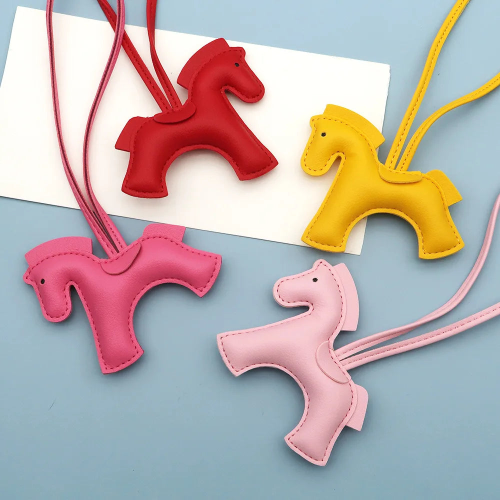Lusitanna Pony Charm – Ícone Colorido Elegante