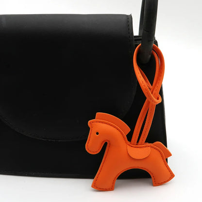 Lusitanna Pony Charm – Ícone Colorido Elegante