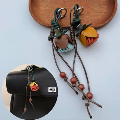 Breloque de sac à main avec pompon fleuri pour femme, porte-clés haut de gamme en cuir PU, pendentif en corde tressée avec pomme de pin et fleur.