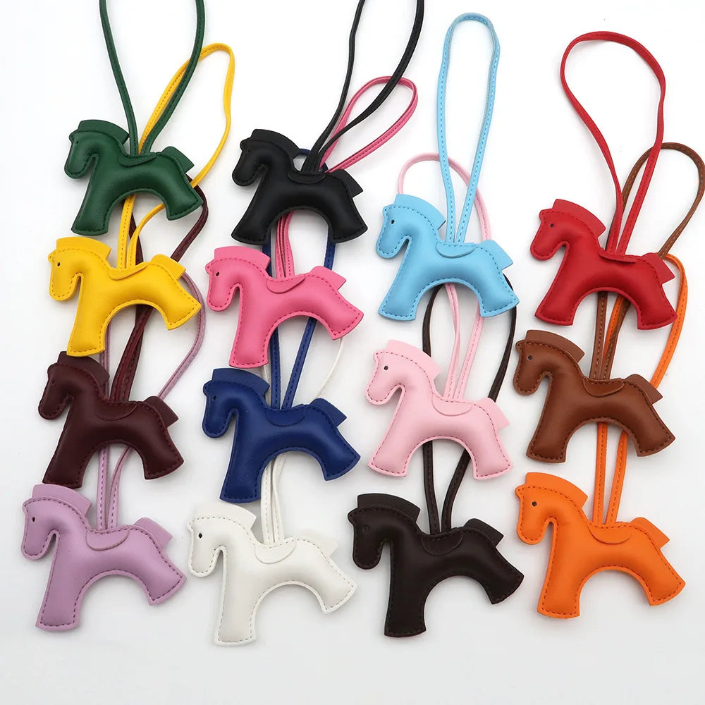 Lusitanna Pony Charm – Ícone Colorido Elegante