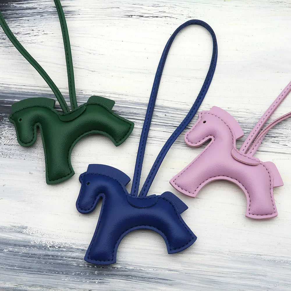 Lusitanna Pony Charm – Ícone Colorido Elegante
