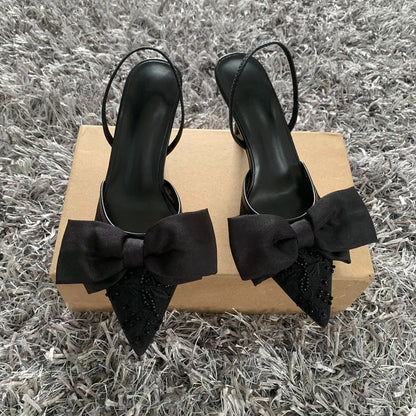 Arabella Fleur - Sapatos Slingback Bordados com Laço e Pérolas