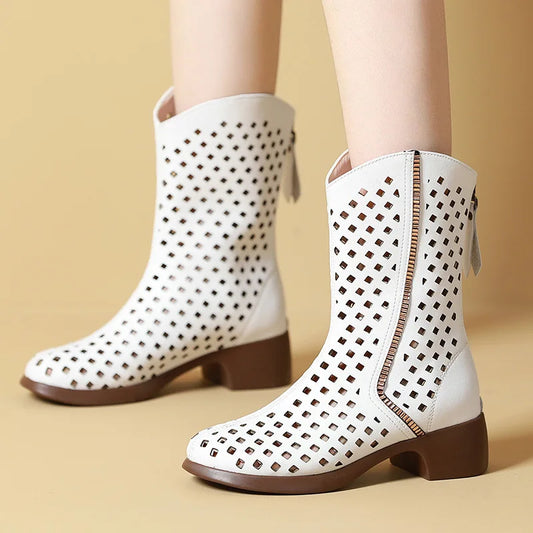 Bota Feminina Em Couro Genuíno Detalhes Vazados Cano Médio