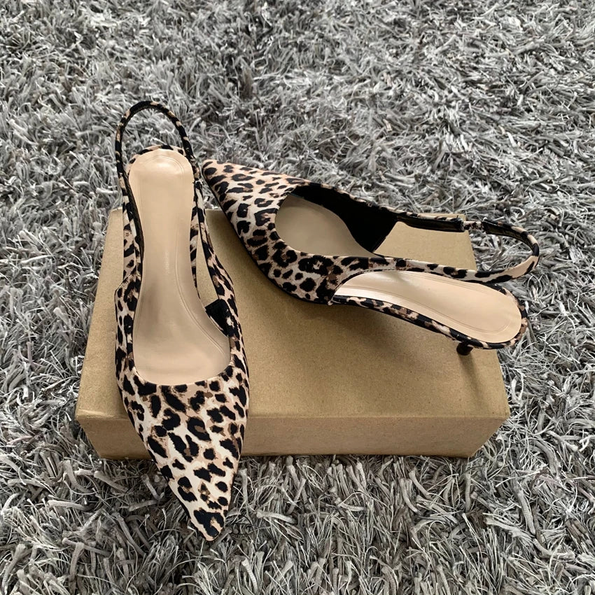 Savannah Chic - Sapatos Slingback Leopardo Elegantes