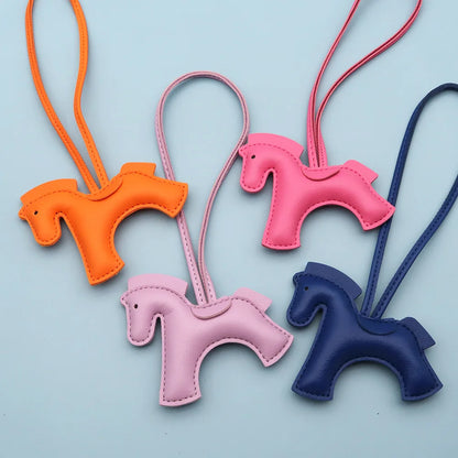 Lusitanna Pony Charm – Ícone Colorido Elegante